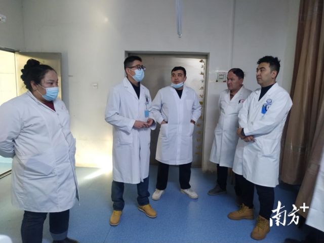 疏附县人民医院放射科、广州援疆医生吴辉（左二）