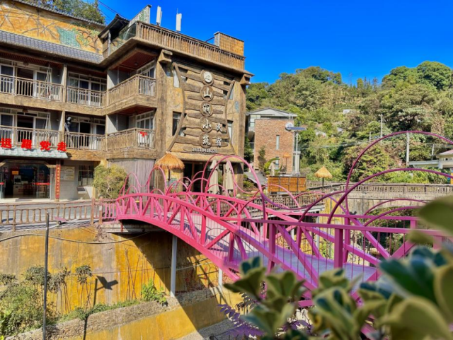 走进下吊丝村隔溪相望，就能看到山涧小筑民宿