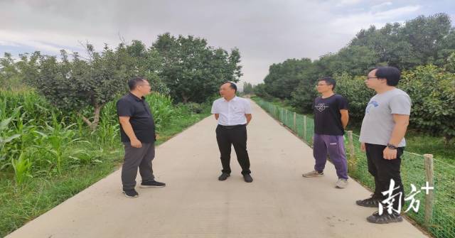 疏附县乌帕尔镇农村经济（统计）发展中心主任蒋国生（左二）