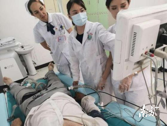 疏附县人民医院心内科主任、广州援疆医生晋荣（左二）