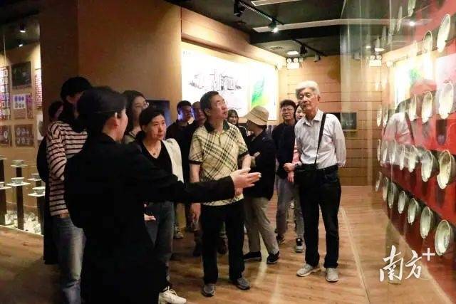 2024年3月，长江新闻与传播学院组织学界及业界专家学者参观南澳县博物馆，为当地文旅发展建言献策。