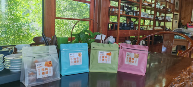 张利芬企业生产的“雁双飞”柚子加工产品。