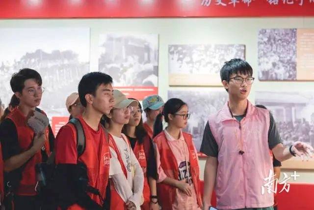 2023年11月,文学院《红动潮汕》课程学员在南澳县为研学对象讲解当地红色文化