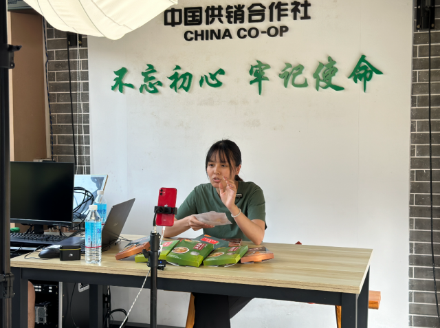 主播在凤凰镇供销电商基地内直播带货。 主播在凤凰镇供销电商基地内直播带货。