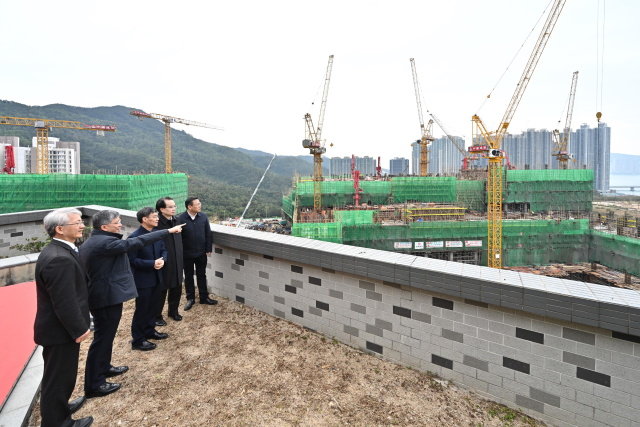 2024年1月,广东省中医院院长张忠德实地参观香港中医医院位于将军澳百胜角的建筑工地。