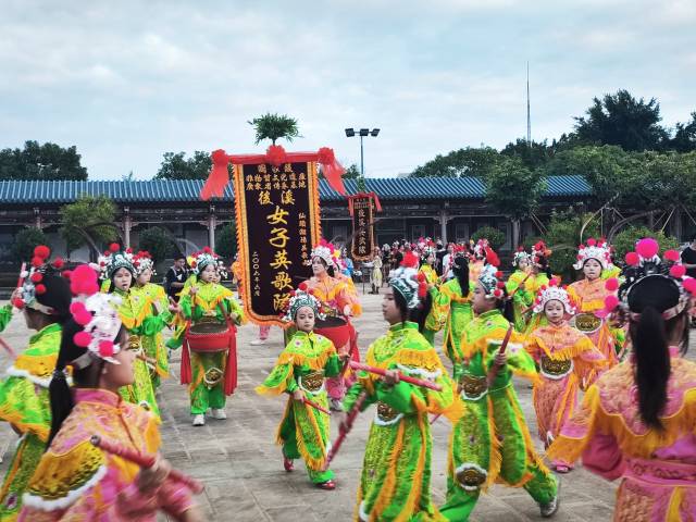 熱血英歌舞太颯了！中外記者網(wǎng)紅“上頭”中華戰(zhàn)舞