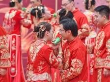 华农52对校友新人重返校园举行集体婚礼