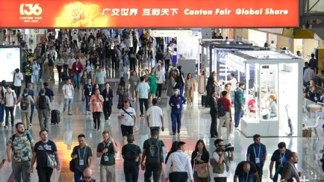 外国友人一键换装，中国“潮”才是真的潮！｜广交会“整活”了