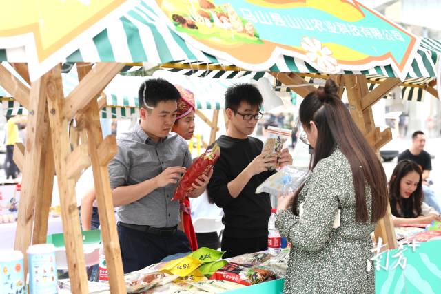 周边市民纷纷在问询、购买南宁优品