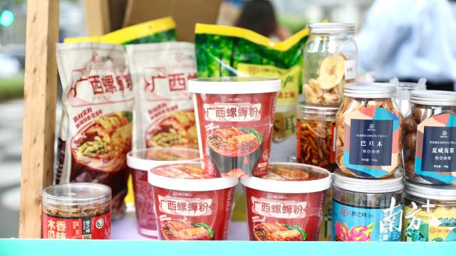 “那之味”食品带来螺蛳粉、盐焗鸽等多款“邕”系风物到现场展示