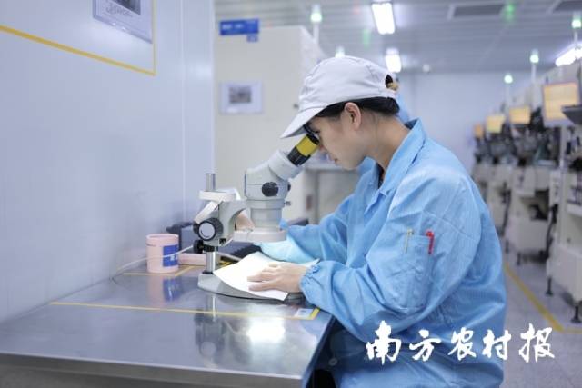 微容员工李姐表示，半年前她在罗定一家制衣厂工作，工资仅有两三千元，如今在微容收入翻倍，工作也不算特别辛苦，感到非常满足。