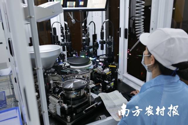 工人在微容生产车间进行操作。 