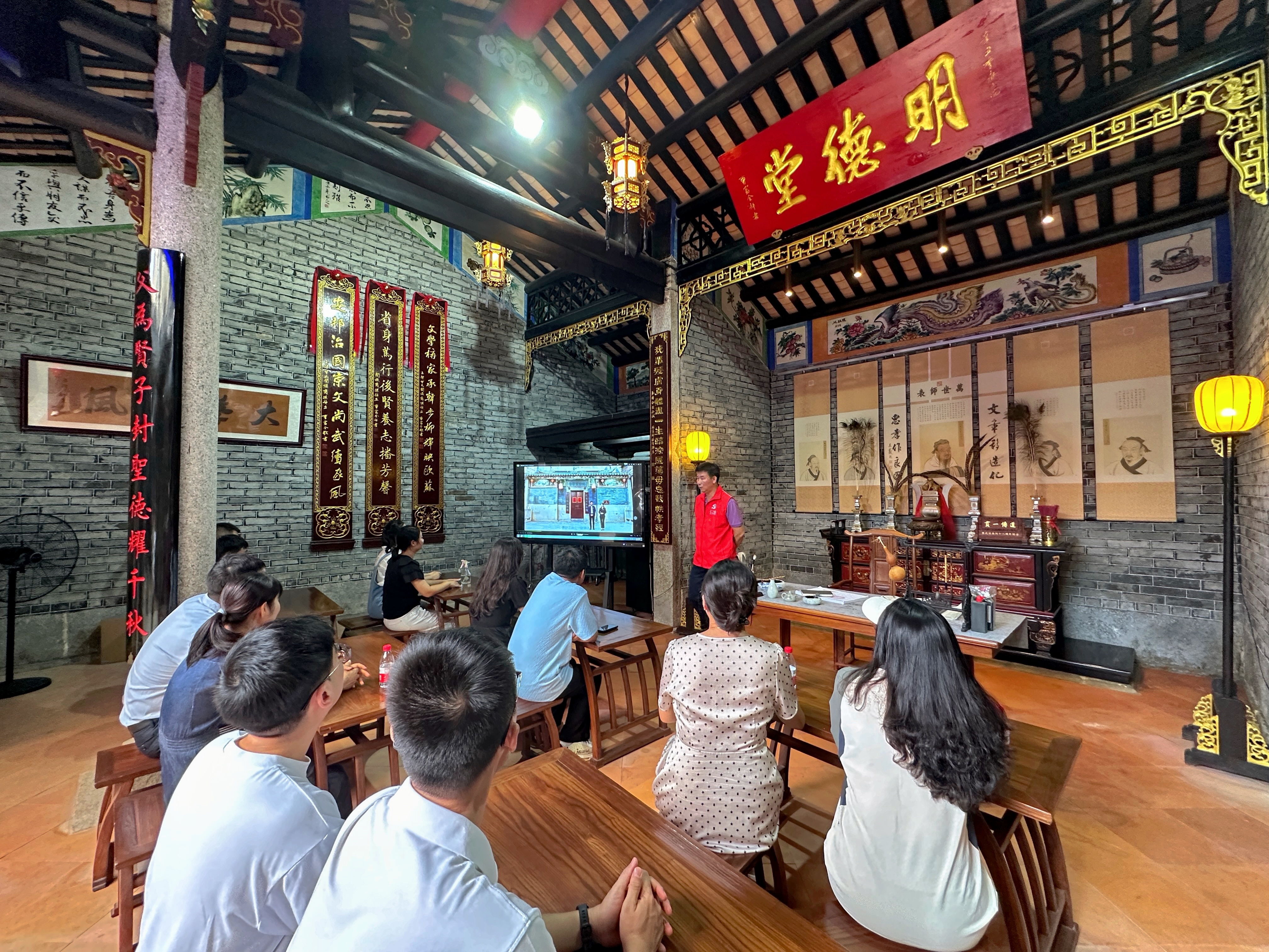 光明区干部职工及家属在廉洁家风教育基地参观学习。