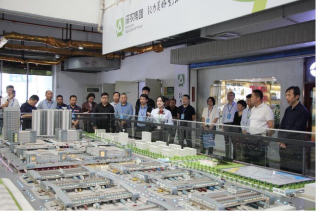 各链主企业负责人走进海吉星物流园区。