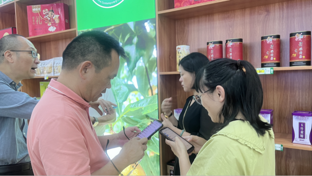 深圳客商与连州企业纷纷互留联系方式。