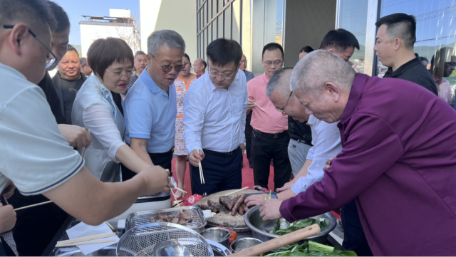 考察团现场品味连州菜心、东陂腊味。