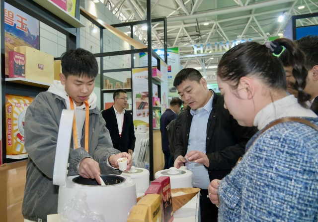 增城丝苗米的芳香吸引大家前来展位品尝