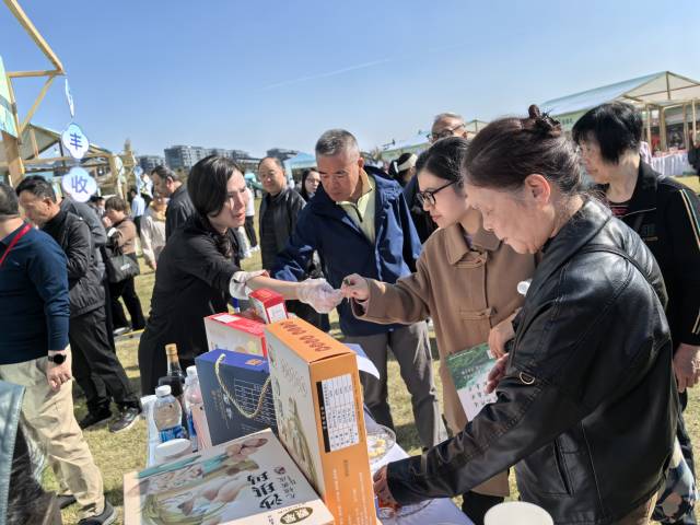 广东亲群食品科技有限公司带来黄皮沙琪玛、黄皮米饼、黄皮酱、黄皮酱油、黄皮饼等多样黄皮产品。