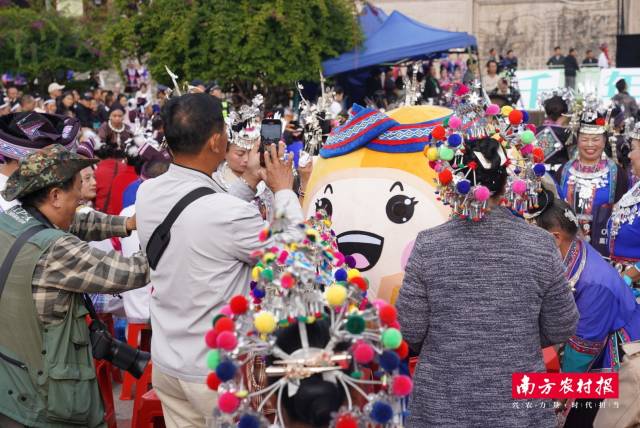 11月9日活动现场，“油宝”“油果”人型娃娃惊喜亮相，在观众席与市民游客亲切互动。