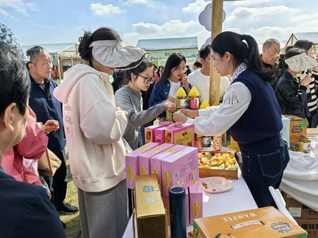 广东康美先食品有限公司多口味黄皮蜜饯、黄皮酥、黄皮蛋黄松饼等产品受消费者喜爱。