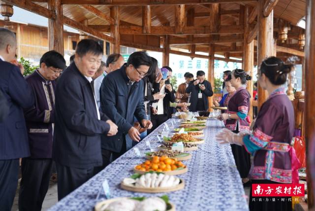 比赛现场还设置了三江侗族自治县特色美食品鉴区。