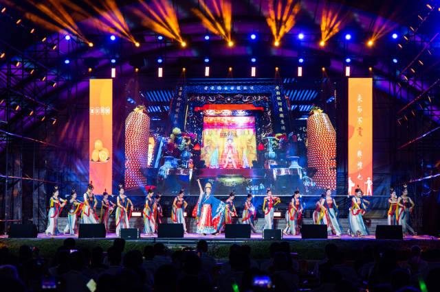 活动现场的精彩节目表演