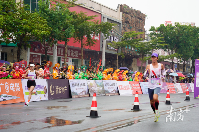 身穿棉湖特色表演服饰的群众为选手呐喊喝彩