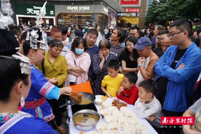 侗族阿妹打油茶，吸引一波又一波的市民游客咨询尝鲜。