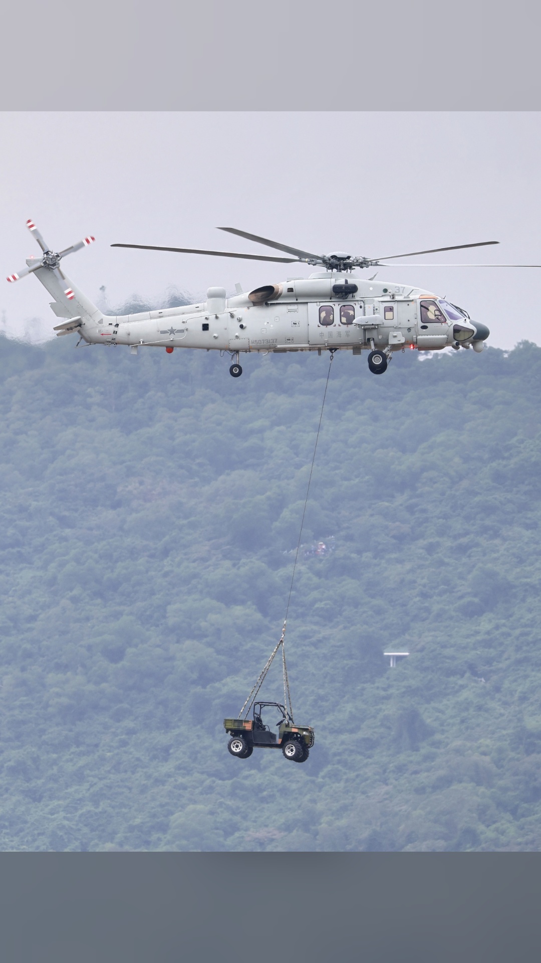 新装备亮相！海军直-20舰载型直升机进行适应性训练丨珠海航展·现场直击