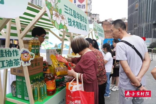 市民游客挑选三江“土特产”。 