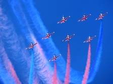 “双雄”献礼！“八一”与红鹰飞行表演队为人民空军庆生