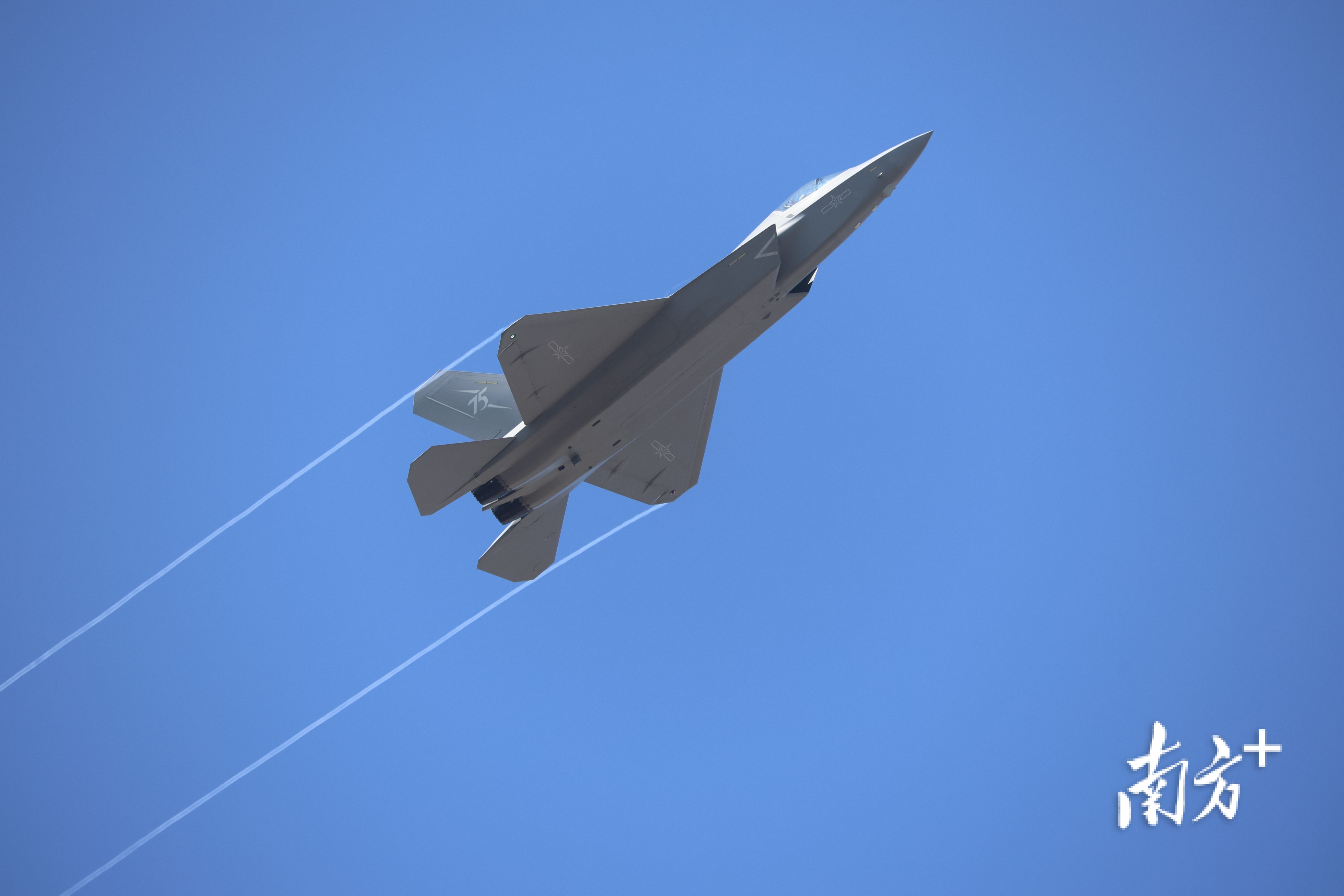 新型隐身战机歼-35A呼啸而来。