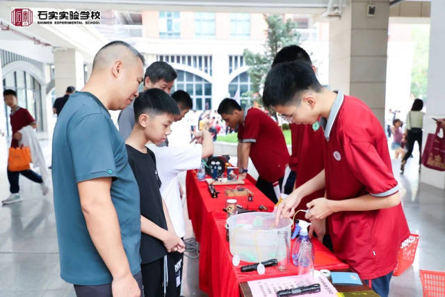 石实第24届“以爱育人，扬长出彩”开放日暨扬长教育集团课程展示活动丰富，吸引众多学生、家长参与。