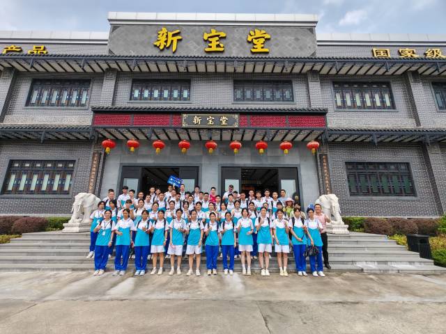 今年8月,梁启超中学一百人团参观新宝堂陈皮展厅。 今年8月,梁启超中学一百人团参观新宝堂陈皮展厅。