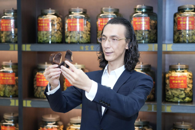 国家级非物质文化遗产新会陈皮炮制技艺省级代表性传承人陈柏忠。 国家级非物质文化遗产新会陈皮炮制技艺省级代表性传承人陈柏忠。