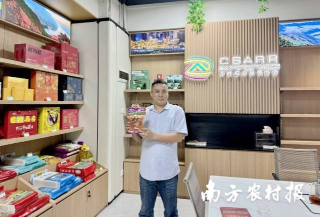 重庆馆负责人张淋源推介自家拳头产品——火锅底料。