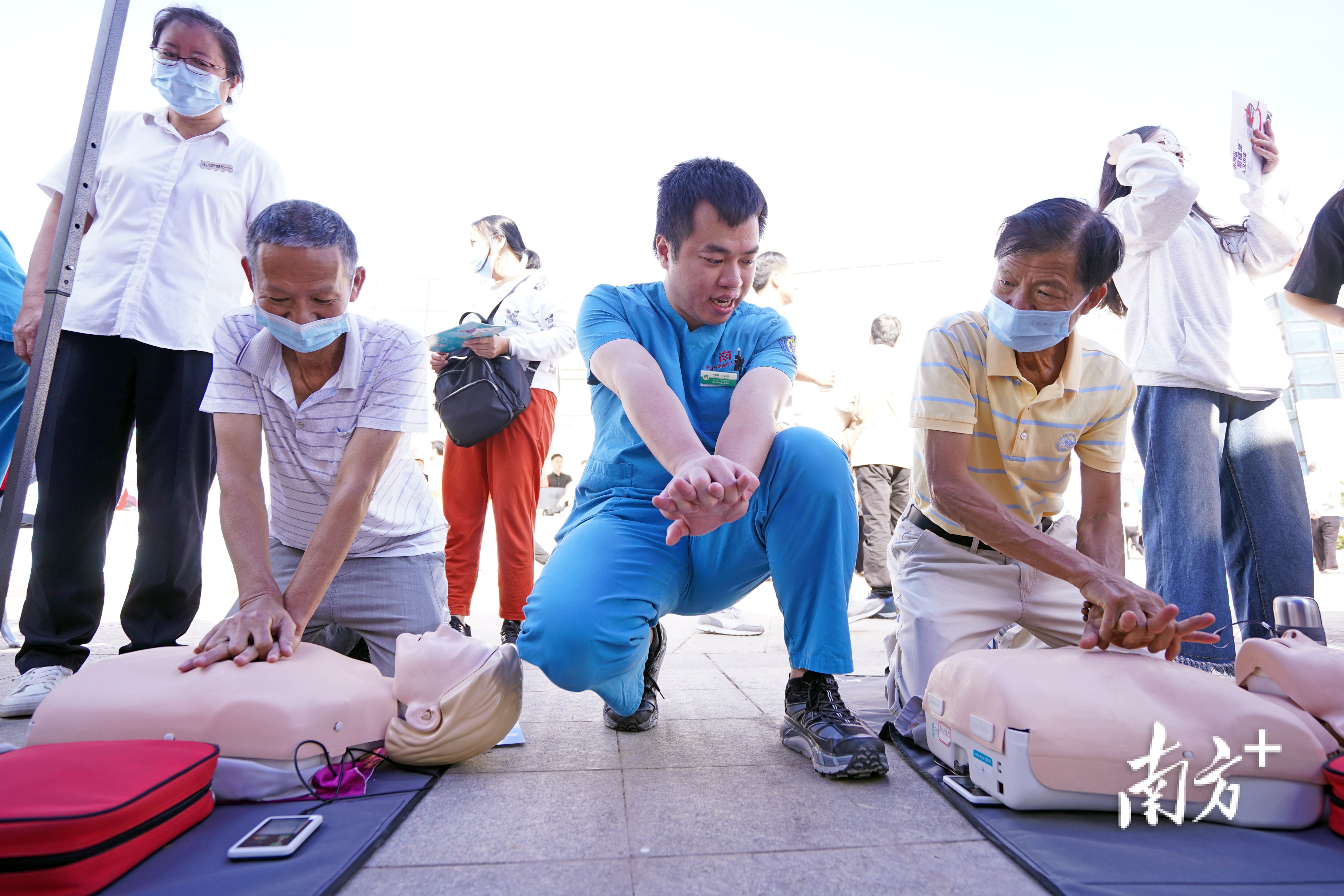 南海区人民医院医学人文主题公园启用,同步举办“易健康”人文市集。 戴嘉信 摄 南海区人民医院医学人文主题公园启用,同步举办“易健康”人文市集。 戴嘉信 摄