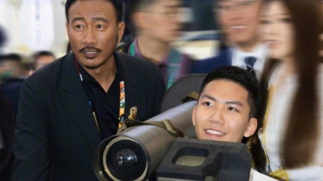 胡军带儿子康康现身珠海航展，网友：那个说要开战斗机的孩子长大了