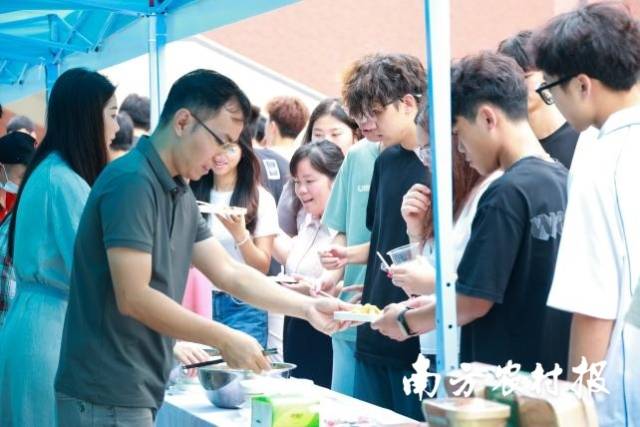 佛冈魔芋深受广州城建学院师生欢迎。 佛冈魔芋深受广州城建学院师生欢迎。