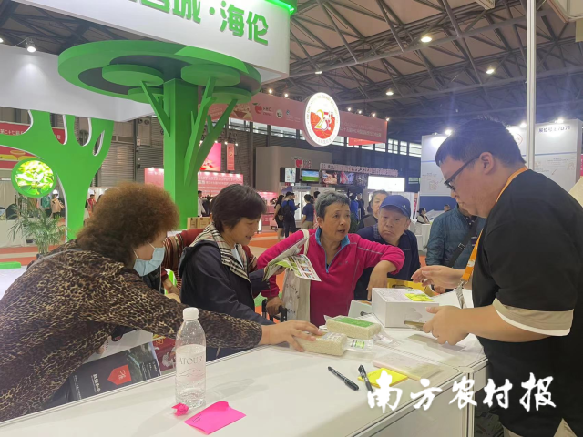 连州市粤众佳源食品有限公司经理刘昊泽正在忙碌销售 连州市粤众佳源食品有限公司经理刘昊泽正在忙碌销售