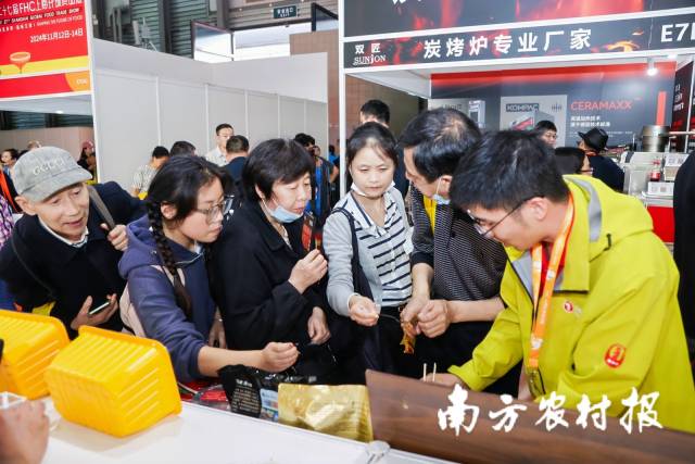 市民游客排队品尝清远鸡煲