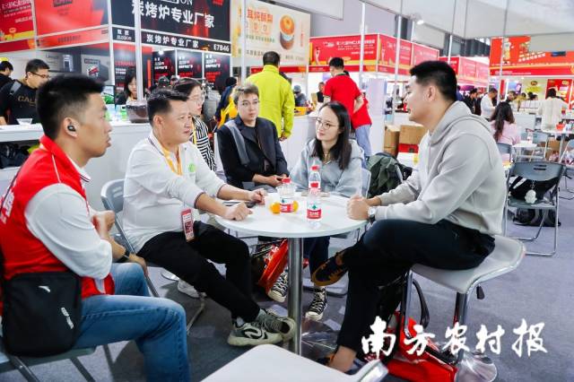 米企与采购商洽谈合作。 米企与采购商洽谈合作。