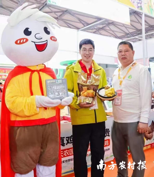 两家企业代表共同展示产品。