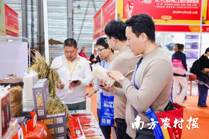 现场游客围观了解清远丝苗米