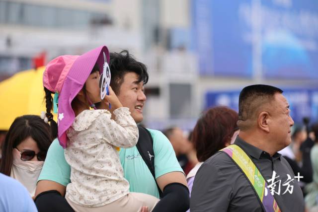 盛况空前！一组图带你直击中国航展首个公众日现场