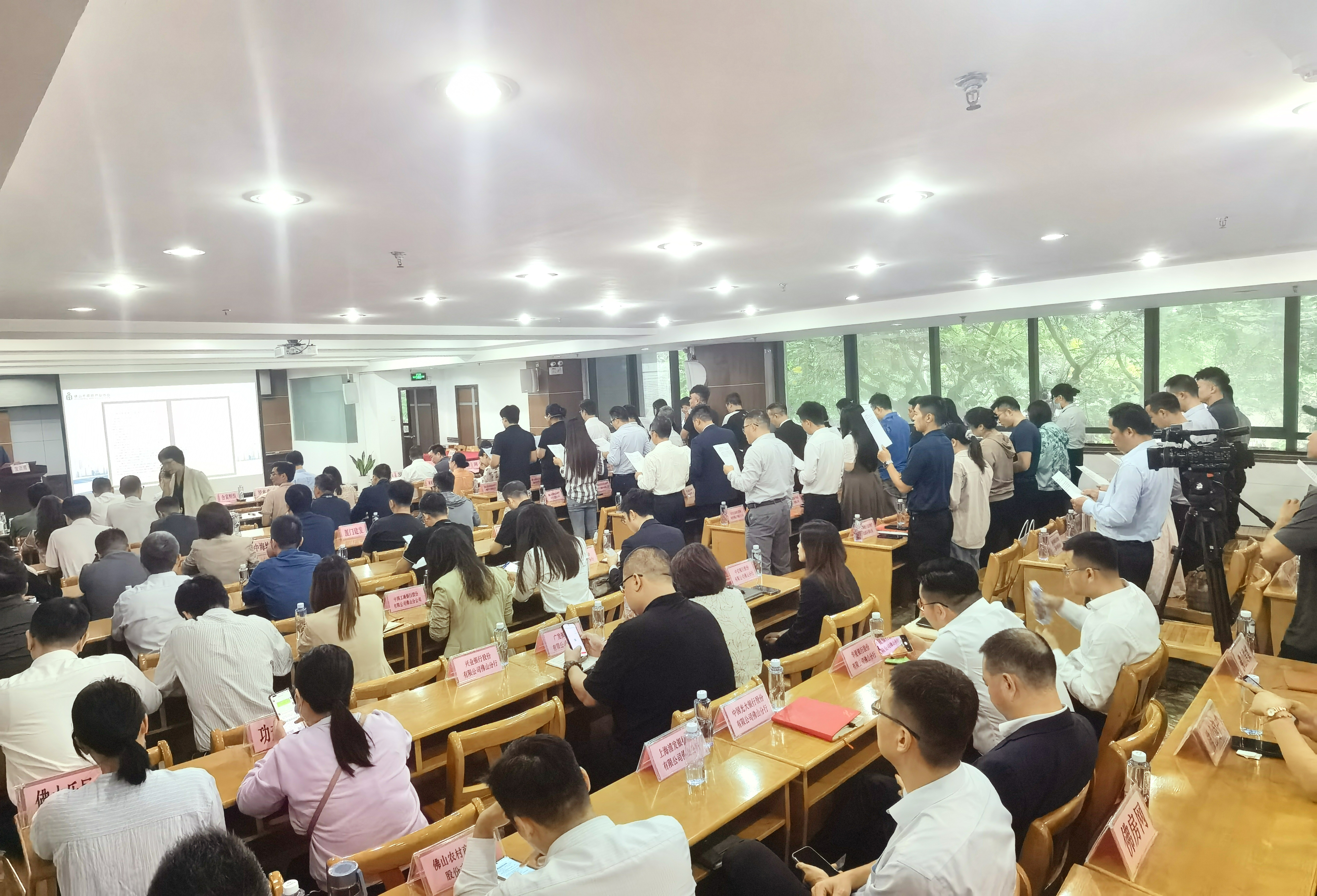 40家房地产经纪代理机构代表在与会者的见证下宣读了承诺书，一致表示要促进房地产市场健康发展。 唐梦 摄