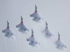 多图｜战机“披纱”翱翔！航展首个公众日上演天空童话