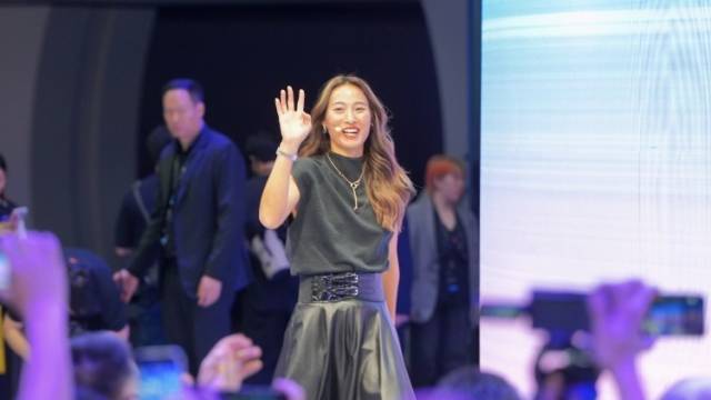 WTA年终总决赛后首次公开露面，郑钦文亮相广州车展｜南方+视频