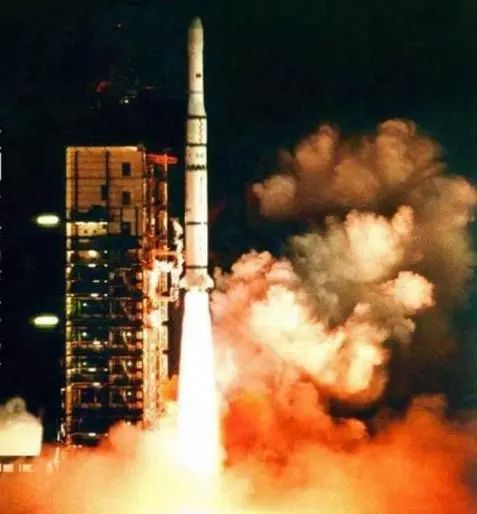 “长征三号”运载火箭在西昌卫星发射中心成功地发射了“亚洲一号”卫星