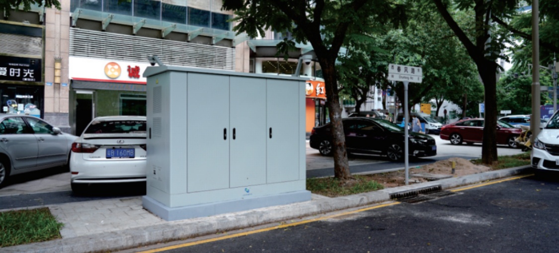 路边的交通系统设备。